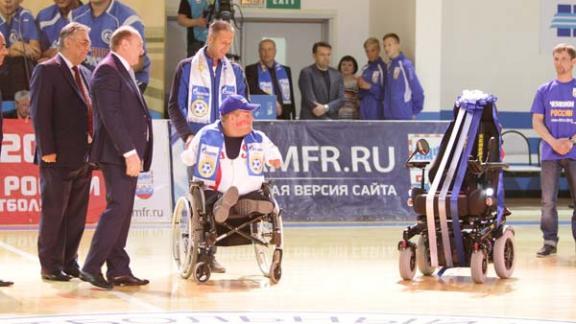 Инвалиду из Ставрополя Александру Соломеннику подарили специально разработанную коляску