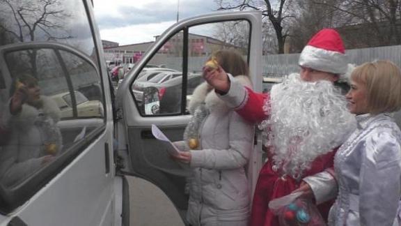 На трассе «Кавказ» Дед Мороз и Снегурочка подарили водителям символы 2015 года