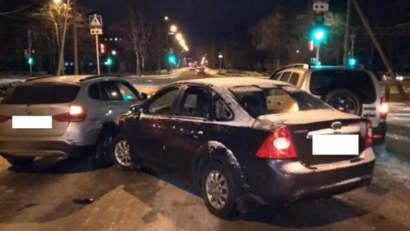 В Ставрополе девушка за рулём протаранила 3 автомобиля на светофоре