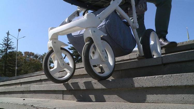 В Ставрополе журналист с коляской проверил тротуары на проходимость