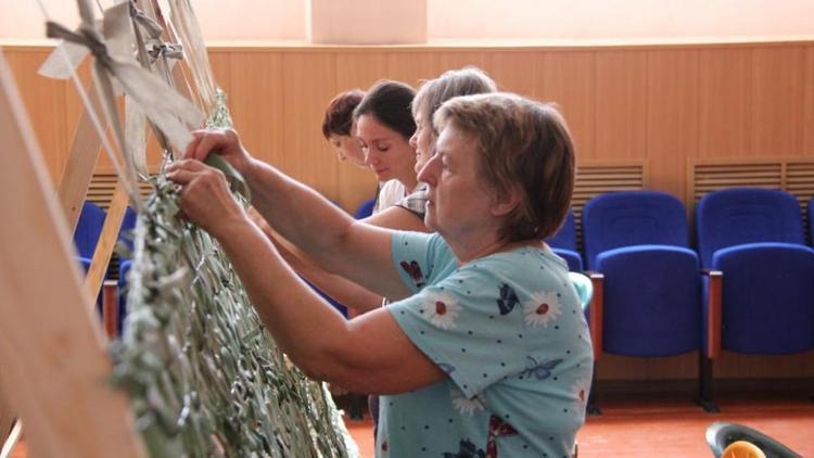 В Красногвардейском округе Ставрополья вяжут маскировочные сети для бойцов СВО