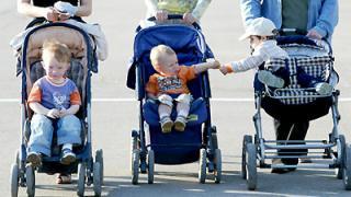 Детские коляски вручают всем новоявленным родителям двойняшек в Пятигорске