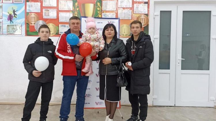 Многодетная семья приняла участие в голосовании в селе Водораздел