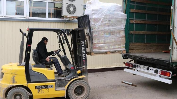 Два большегруза гуманитарной помощи из Ставропольского края отправили в Крым