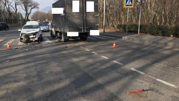 Невнимательный автолюбитель устроил аварию в Железноводске