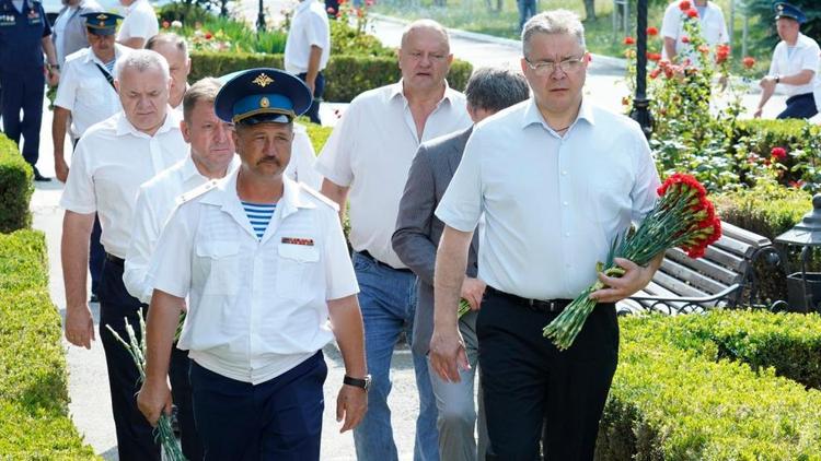 Губернатор Владимиров принял участие в открытии мемориалов ставропольским десантникам