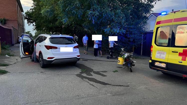 В Ставрополе пожилой скутерист пострадал в ДТП с кроссовером