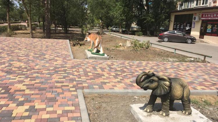 Новую детскую площадку в Нефтекумске украсили инсталляции животных