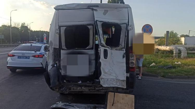 Три человека пострадали в ДТП с грузовиком и маршруткой в Невинномысске