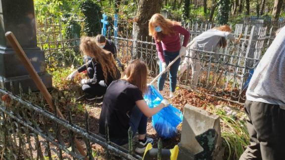 В Ставрополе волонтёры провели субботник на Даниловском кладбище