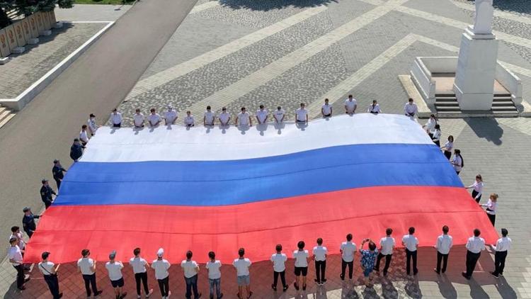В Предгорном округе Ставрополья развернули флаг России площадью 40 квадратных метров