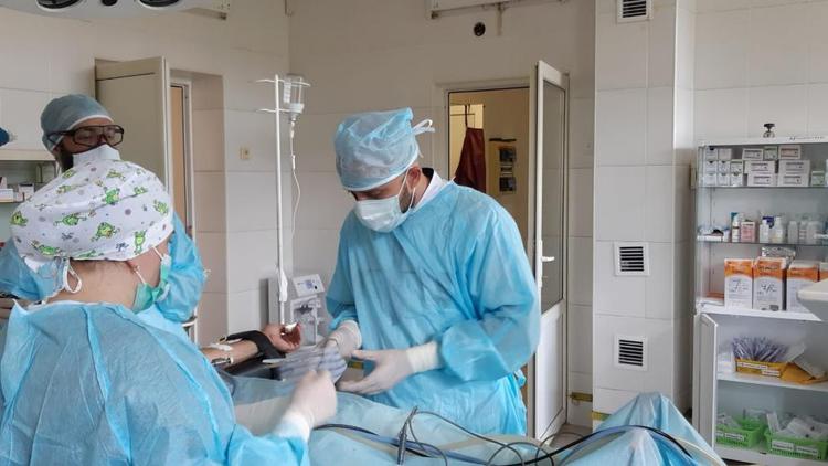 Хирурги Железноводской горбольницы осваивают высокотехнологичные операции