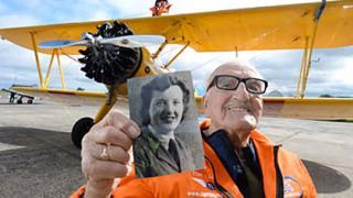 93-летний ирландец совершил полет на крыле аэроплана, побив свой собственный рекорд