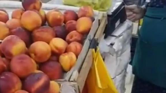 В Ставрополе горожанка раздаёт фрукты пенсионерам
