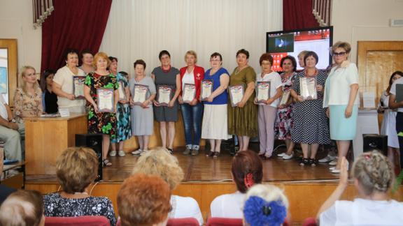 Лучших «серебряных» волонтёров КМВ наградили в Пятигорске