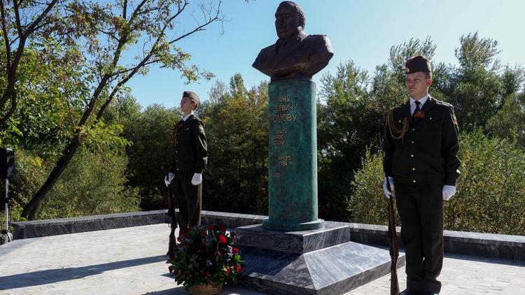 В Пятигорске открыли памятник адмиралу Герману Угрюмову