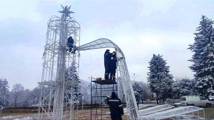 Новогоднюю ёлку устанавливают на площади Ленина в Ставрополе