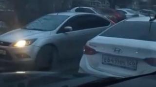 В Ставрополе автомобилисты устроили пробку в одном из дворов