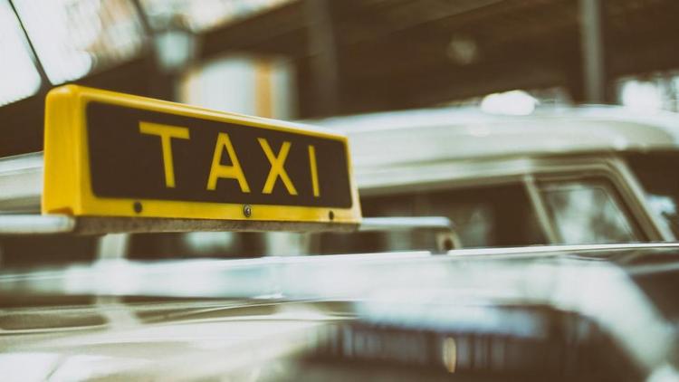 Можно ли сотруднику использовать такси и факсимиле?