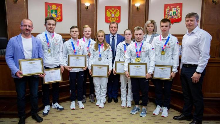 В Ставрополе наградили медалистов чемпионата Европы по прыжкам на батуте