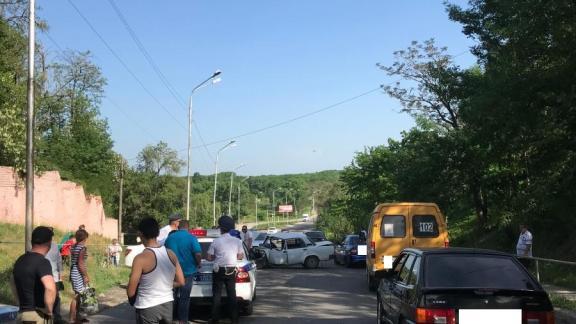 В Георгиевске неопытная автоледи создала аварию на дороге