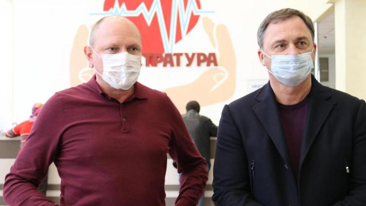 Врачам Ставропольского многопрофильного центра передали партию масок и перчаток