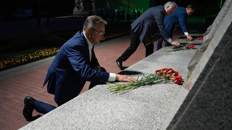 Губернатор Ставрополья возложил цветы к Вечному огню в 4 часа утра