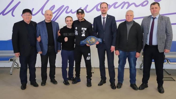 Толпа болельщиков встретила в аэропорту Минвод чемпиона Европы по боксу