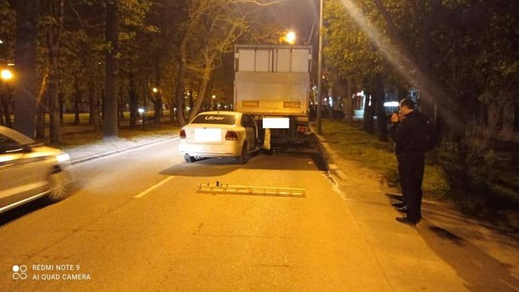 В Ставрополе автомобиль такси столкнулся с грузовиком