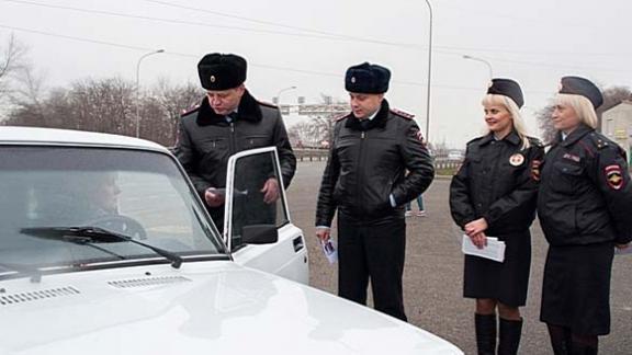 Женщины-водители получили открытки из рук инспекторов ГИБДД в Кочубеевском районе