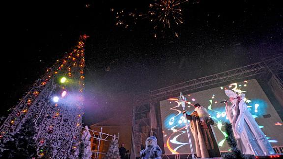 Главная елка края зажглась в Ставрополе – новогодние торжества начались!