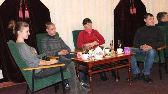 Семейные пары с 20-летним стажем поздравили в ЗАГСе Кочубеевского района