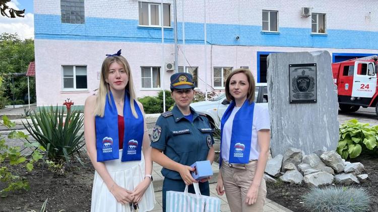 На Ставрополье активисты «Единой России» поздравили сотрудников госпожнадзора с праздником