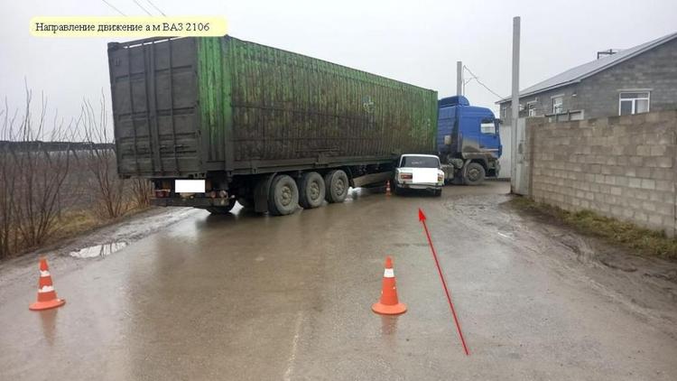 Водитель легковушки получила травмы в столкновении с грузовой фурой на Ставрополье