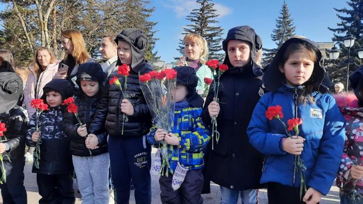 Глава Кисловодска поздравил жителей Донецкой и Луганской Народных республик с Днём защитника Отечества