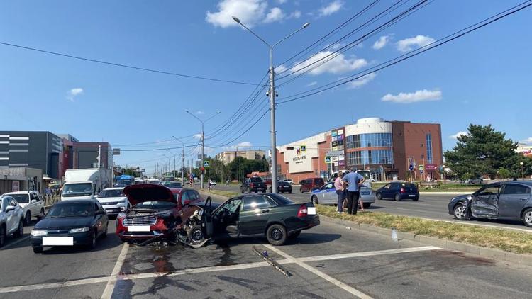 Два человека пострадали в тройном ДТП в Ставрополе