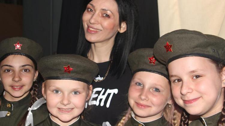 В Невинномысске на благотворительном концерте собрали 100 тысяч рублей для бойцов СВО