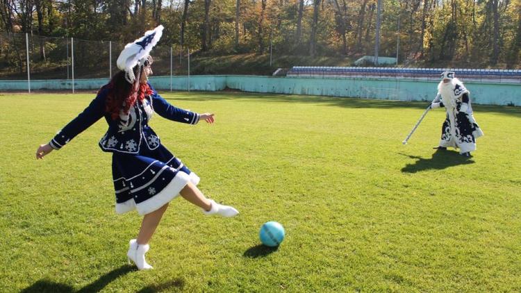 Дед Мороз и Снегурочка сыграли в футбол на стадионе Железноводска