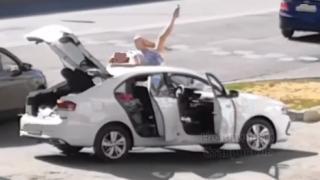В Ставрополе девушка танцевала на крыше автомобиля