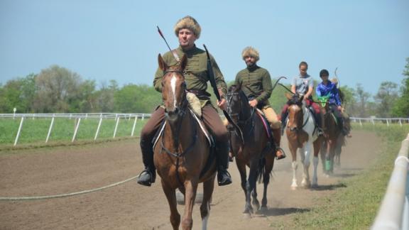 В Новоселицком отстрелялись конные лучники
