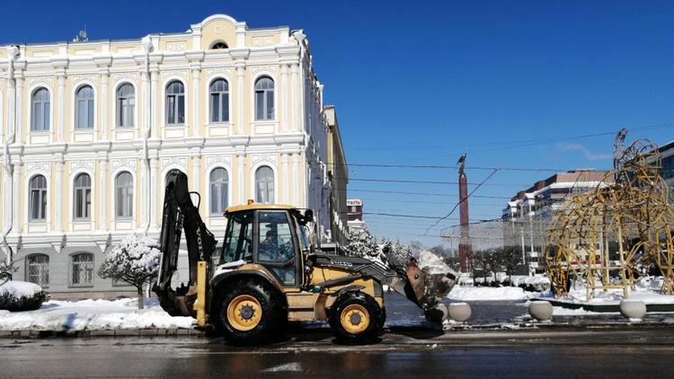В Ставрополе ночью вывезут около 200 большегрузов снега