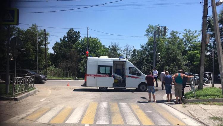 Будённовском округе Ставрополья скорая столкнулась с грузовым тягачом