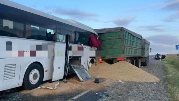 Автобус и грузовик столкнулись в Петровском округе Ставрополья