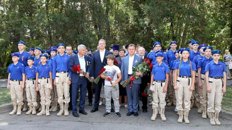 Губернатор Ставрополья возложил цветы к памятнику генерала Апанасенко