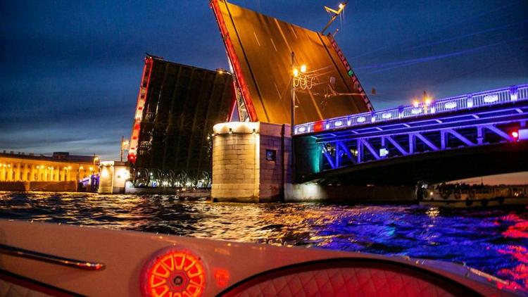 Экскурсии на разводные мосты в Санкт-Петербурге: от необычной и экстремальной до самой роскошной