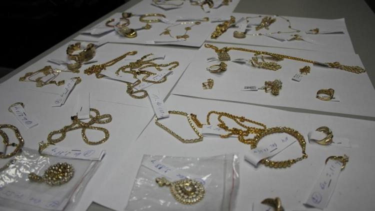 Таможенники конфисковали полкило золота у двух жительниц Чечни в Минводах
