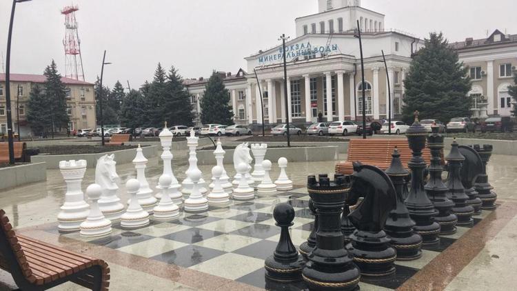Большие уличные шахматы появились на привокзальной площади в Минеральных Водах
