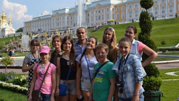 Минкультуры РФ организовало экскурсионные поездки для юных талантов в культурную столицу