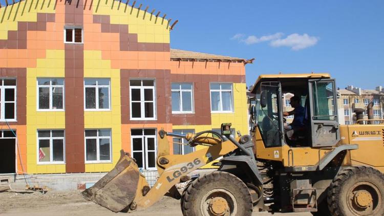 В Невинномысске строят современный детский сад-ясли на 225 мест
