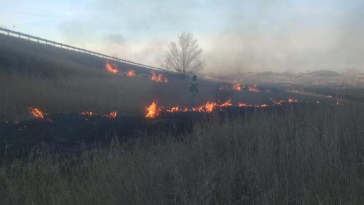 На Ставрополье спасатели потушили больше десятка полевых пожаров